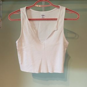 Camisole blanche ouverte à l’avant garage